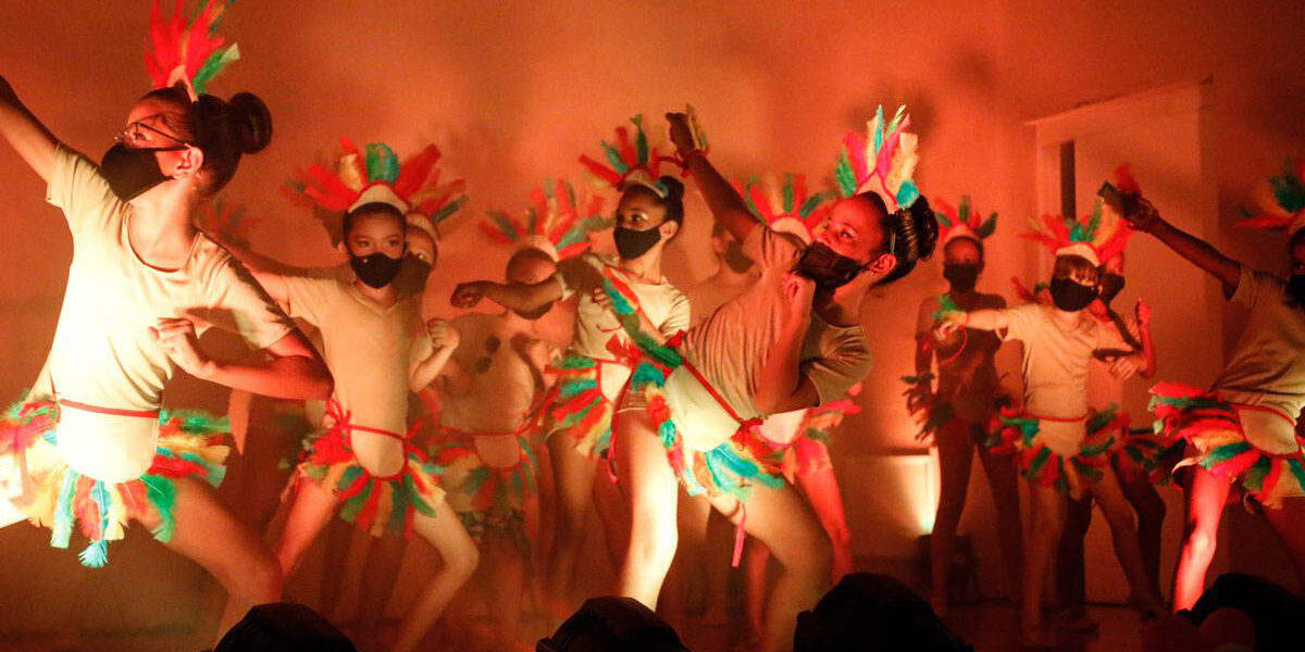 1645537042996 Alunas do projeto Amplié dançando em espetáculo com figurinos que lembram a cultura indígena.